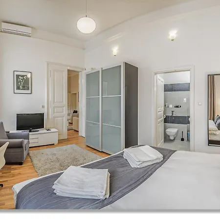 4 Bedrooms 4 Bathrooms Luxury In Centre Apartment *