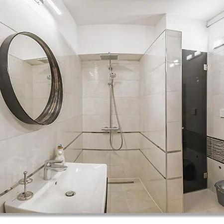 4 Bedrooms 4 Bathrooms Luxury In Centre Apartment *